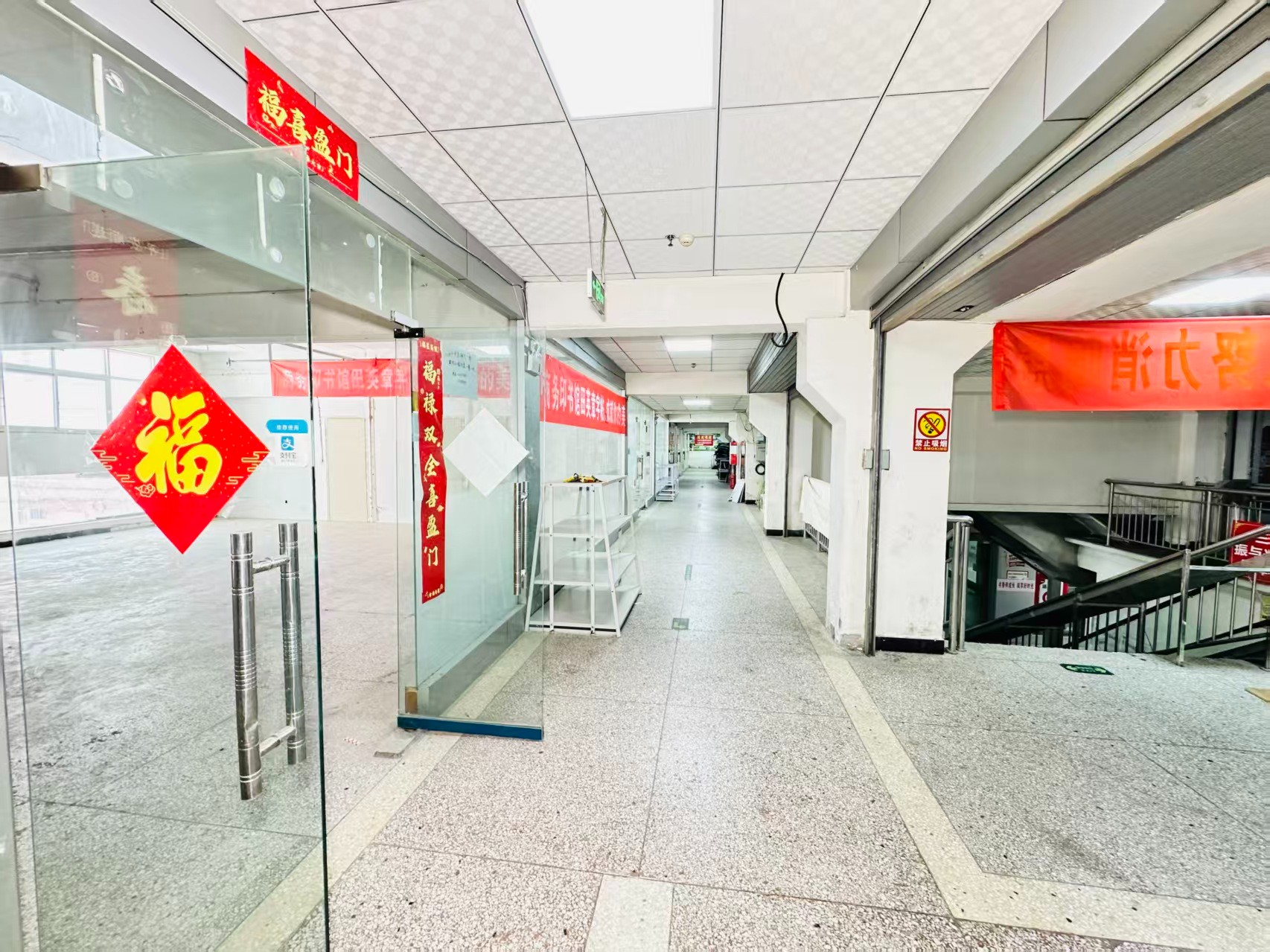 西环路辅路灵活办公空间，满足企业不同发展阶段需求 ✨ 商业配套完善，助力企业快速成长 ✨ AI产业资源链接，共建创新生态 ✨ 办公、展示、运营一体化空间  现在入驻，抢占AI产业发展新赛道！_COPY
