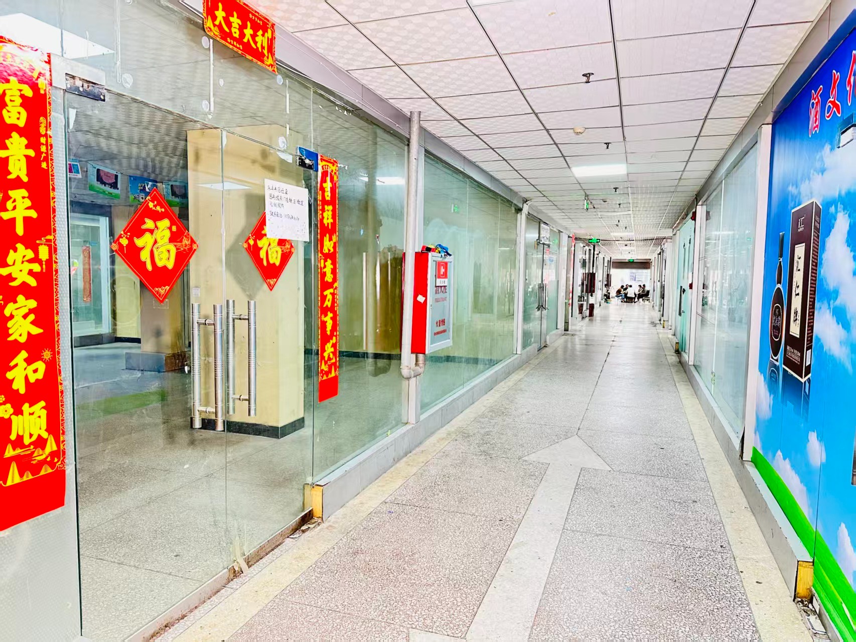西环路辅路园区位于洛阳市老城区春都路商贸核心区域，周边商业氛围成熟，交通便利，配套完善。依托传统副食品商贸资源，园区具备良好的经营基础和人气优势，是企业办公、商品展示、批发零售及创业发展的理想选择。